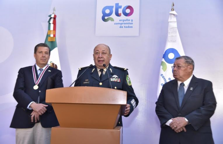 El Gral DDEM Pedro Felipe Gurrola Ramírez Comandante de la XII Región Militar y el Gobernador
